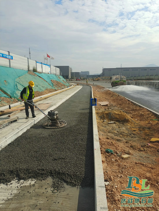 广州黄埔市政道路【透水混凝土】开始施工啦！