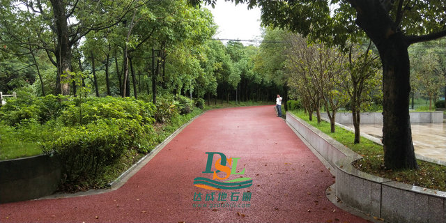 广东清远休闲农庄地坪施工使用的材料就是透水地坪混凝土材料
