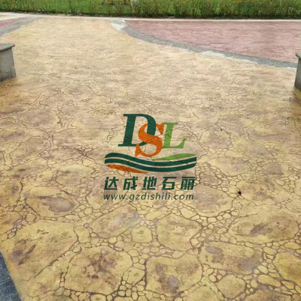 压花地坪,其实又叫压模地坪,压印地坪